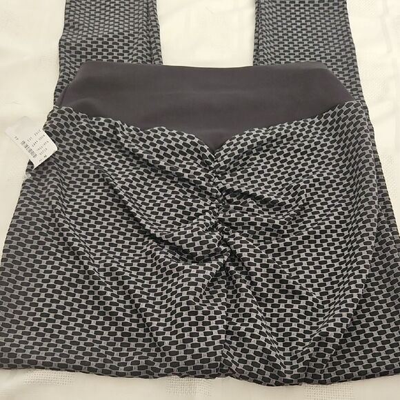 Black and Gray Leggings With Butt-Lift - Picture 10 of 16